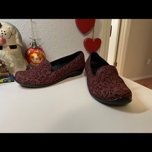 Dansko maroon velvet scroll Olivia flats 38